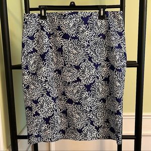Liz Claiborne lined pencil skirt w/ blue & white abstract floral pattern size 12